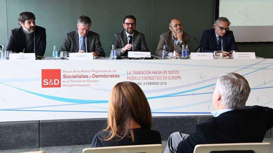 Una de las mesas de debate de la jornada celebrada ayer en Palexco sobre el modelo energético.