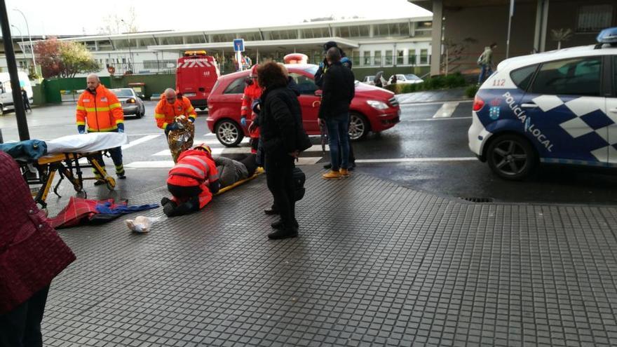 Personal de emergencias atiende a la herida, en el lugar del accidente.