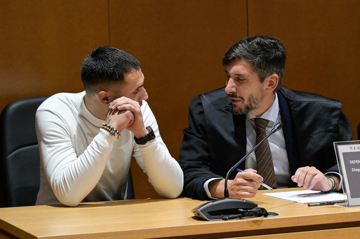 Diego Montaña, junto a su abogado.