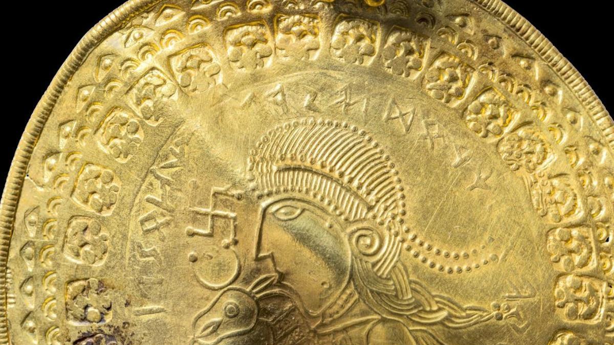 La inscripción &quot;Es el hombre de Odín&quot; aparece en un semicírculo redondo sobre la cabeza de una figura en una bráctea dorada desenterrada en Vindelev (Dinamarca) a finales de 2020.