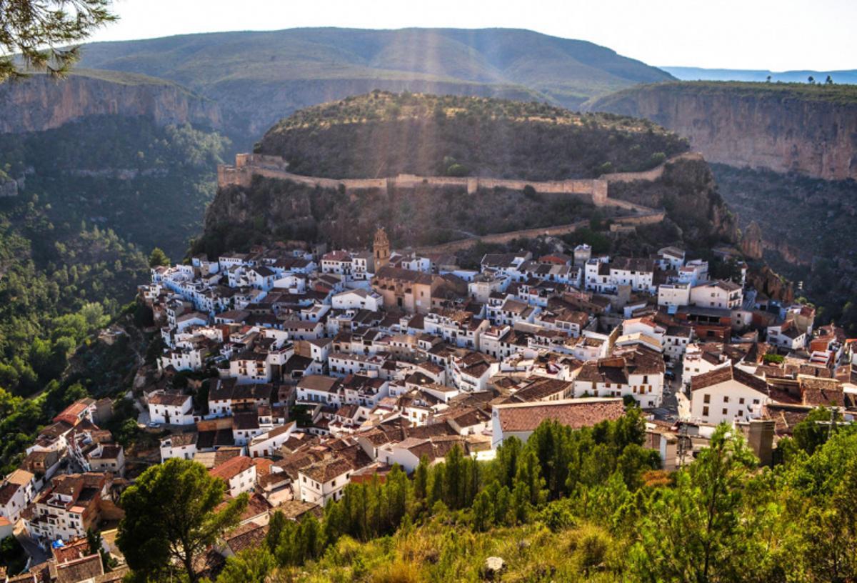 Las casas blancas de su casco antiguo le otorgan una imagen pintoresca.