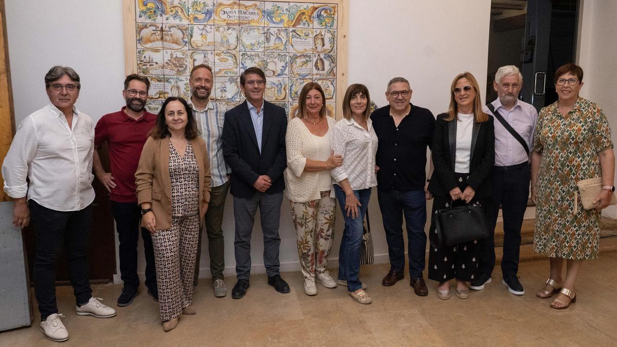 Ontinyent inaugura en la Casa de Cultura el panel cerámico de l'Auca de la Dansa Macabra