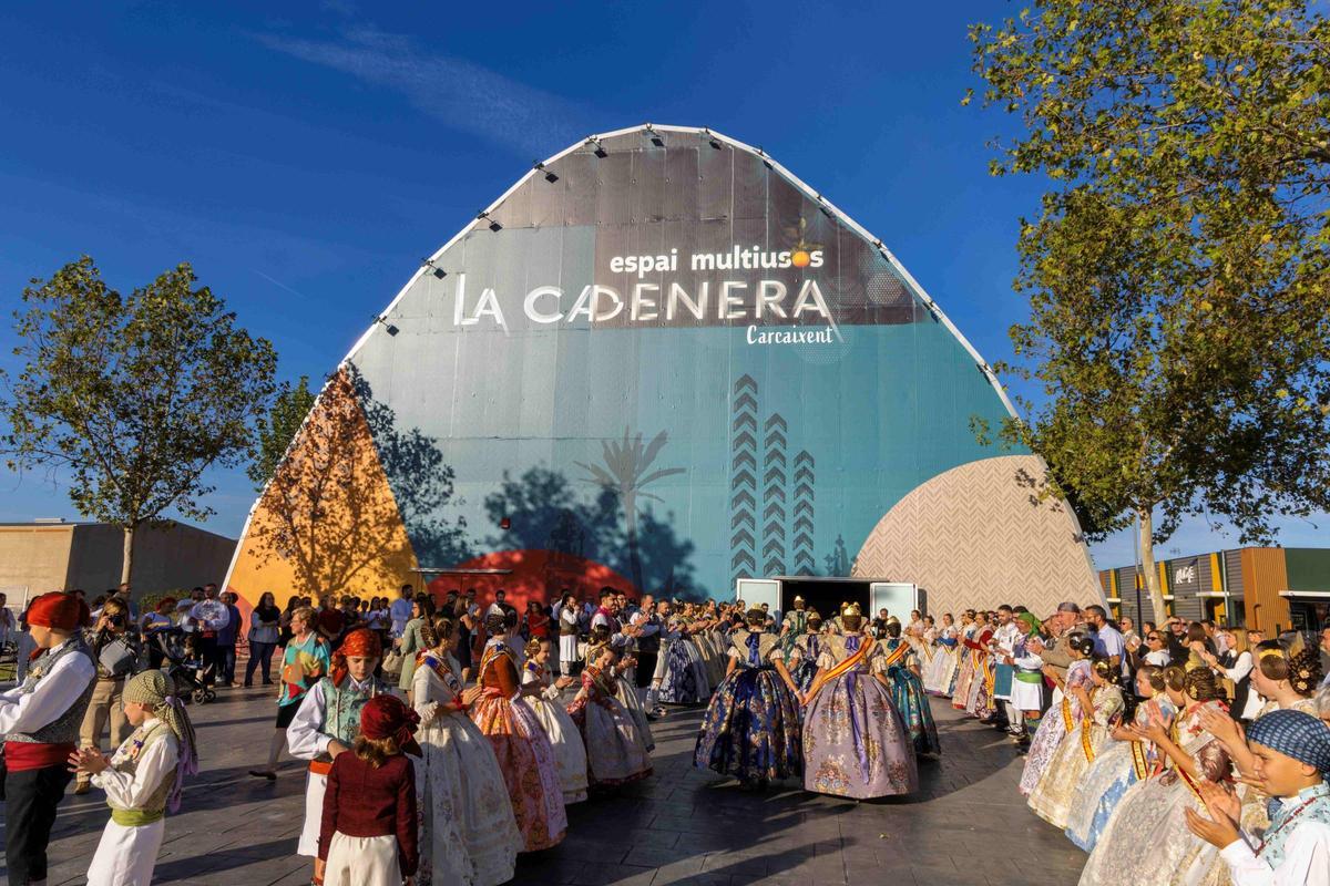 Llegada de las falleras a nuevo Espai Multiusos.