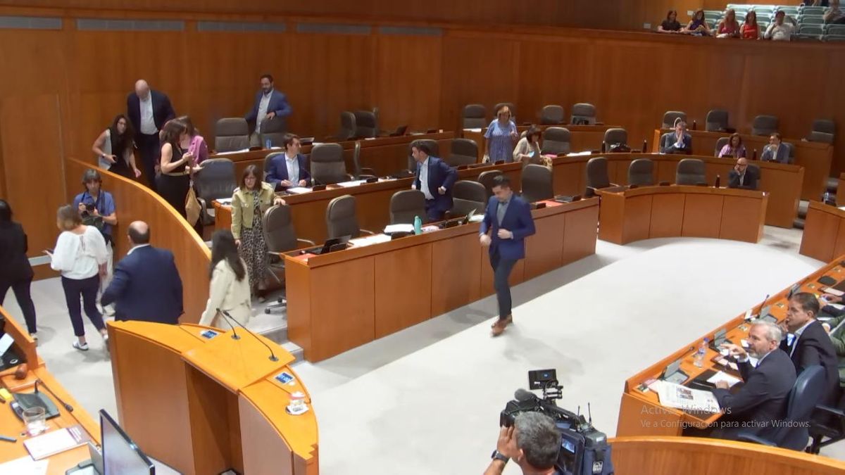 Momento en el que los diputados del PSOE abandonan el pleno de las Cortes.