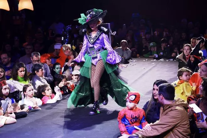 La sala Capitol se llena de colorido con el desfile de disfraces del Entroido