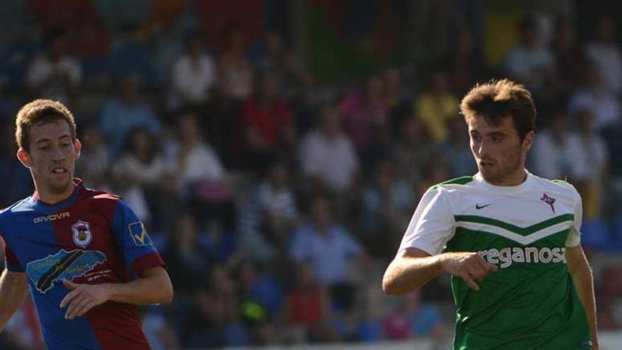 Álvaro Cuello, con la camiseta del Ferrol hace tres temporadas cuando se midió al Langreo en el Ganzábal.