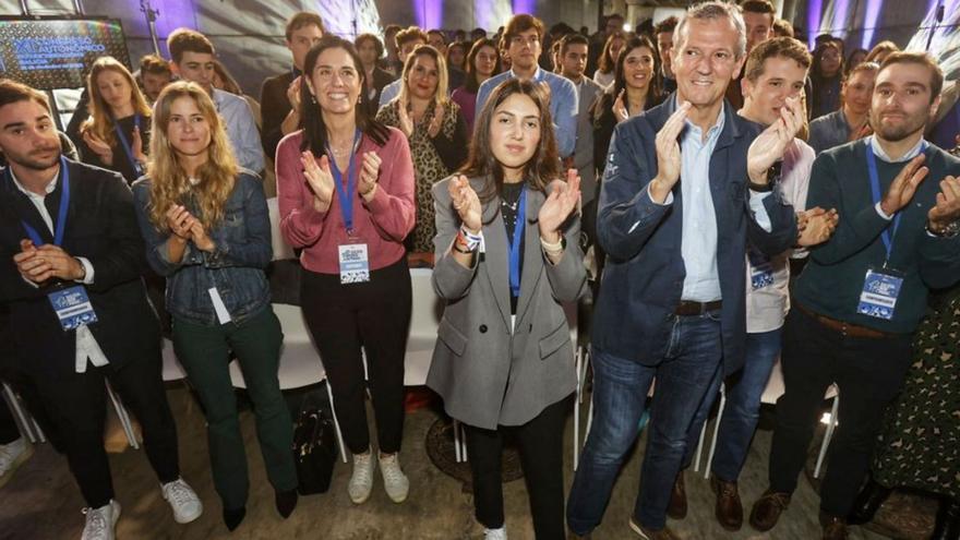 Alfonso Rueda, con Nicole Grueira, este sábado en Santiago / X. Á.