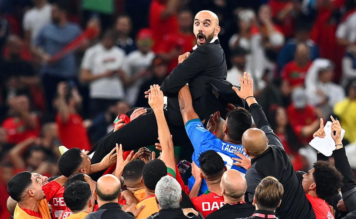 El entrenador de Marruecos, Walid Regragui, manteado por sus jugadores tras acceder a las semifinales.