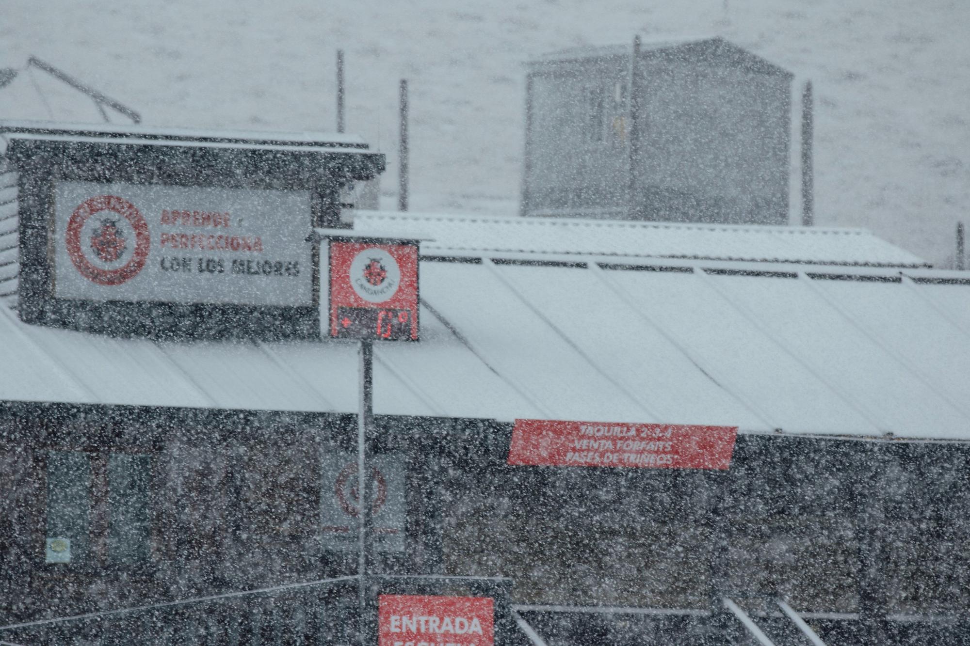 La nieve llega a la estación de Candanchú.