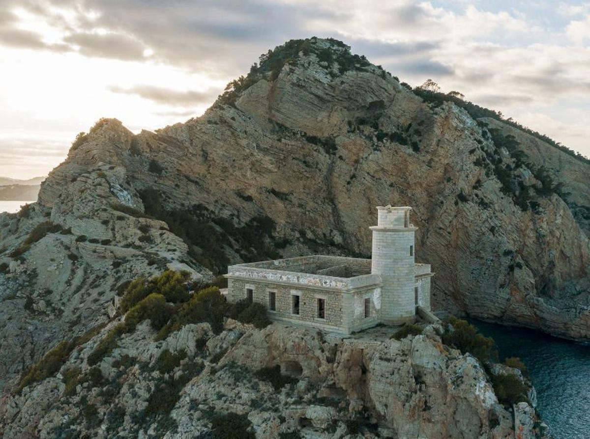 El faro abandonado de Punta Grossa es una construcción del siglo XIX que se alza sobre una plataforma rocosa. | DI