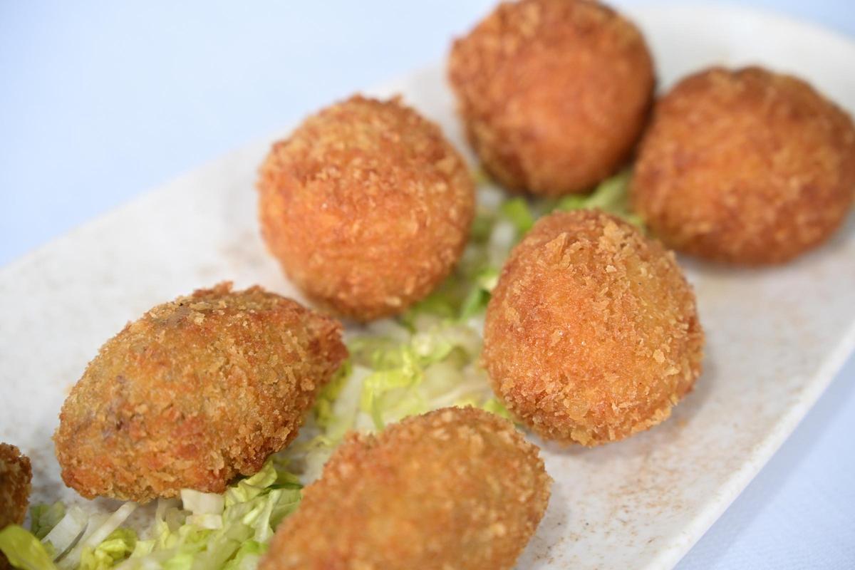 Croquetas caseras de carrillera y gamba.