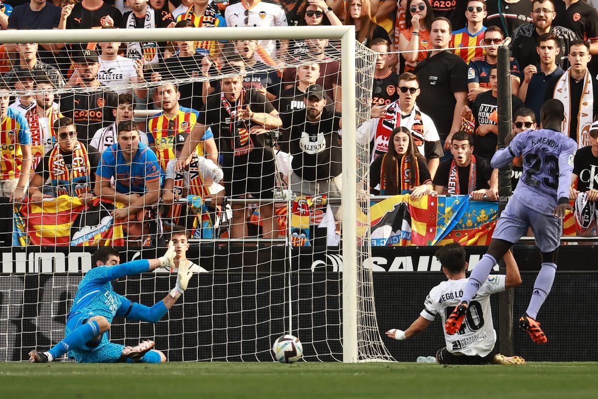 Diego López anota el primer gol del Valencia ante el Real Madrid. 