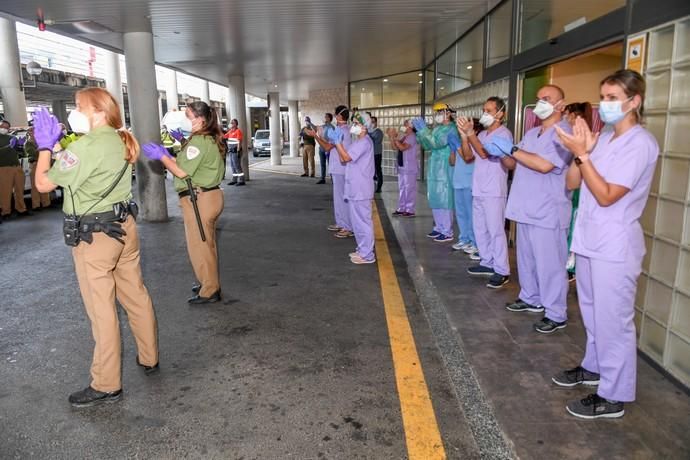 23-04-20  LAS PALMAS DE GRAN CANARIA. HOSPITAL UNIVERSITARIO DOCTOR NEGRIN. LAS PALMAS DE GRAN CANARIA. Reconocimiento del personal de seguridad privada a la labor que hace el personal sanitario.  Fotos: Juan Castro.  | 23/04/2020 | Fotógrafo: Juan Carlos Castro