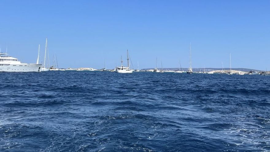 Filas de barcos frente a Ibiza en agosto de 2022.