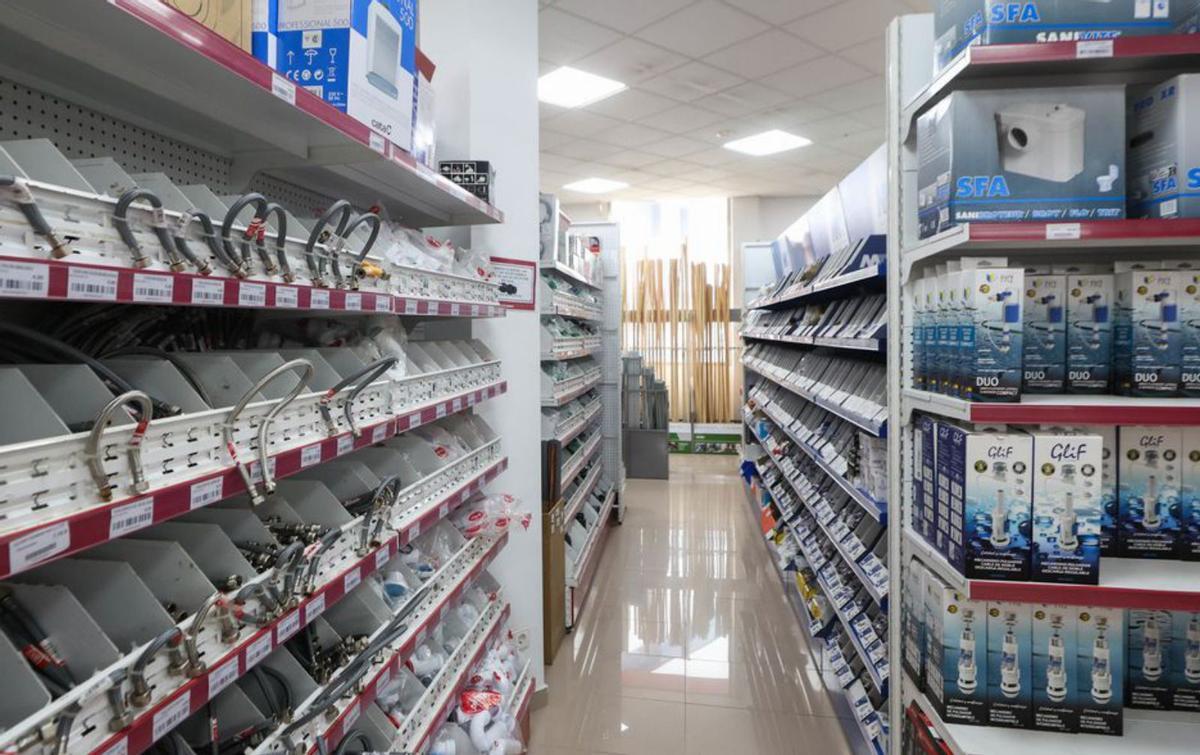 La ferretería tiene una amplía gama de soluciones en electricidad y fontanería.