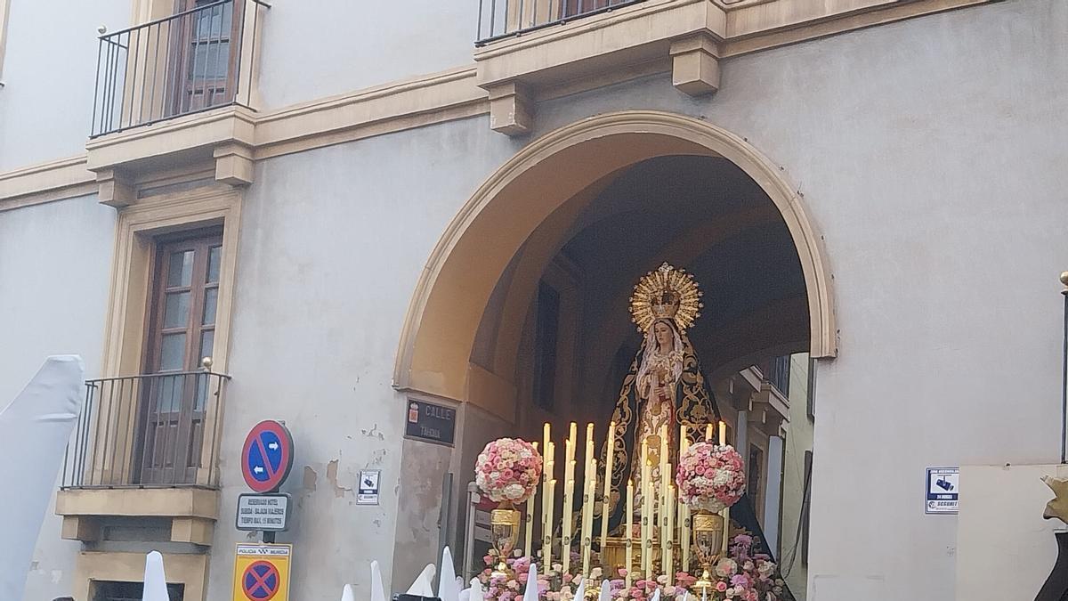 Nuestro Padre Jesús del Rscate, a su salida por el pórtico de la calle Ceballos, en el centro de Murcia