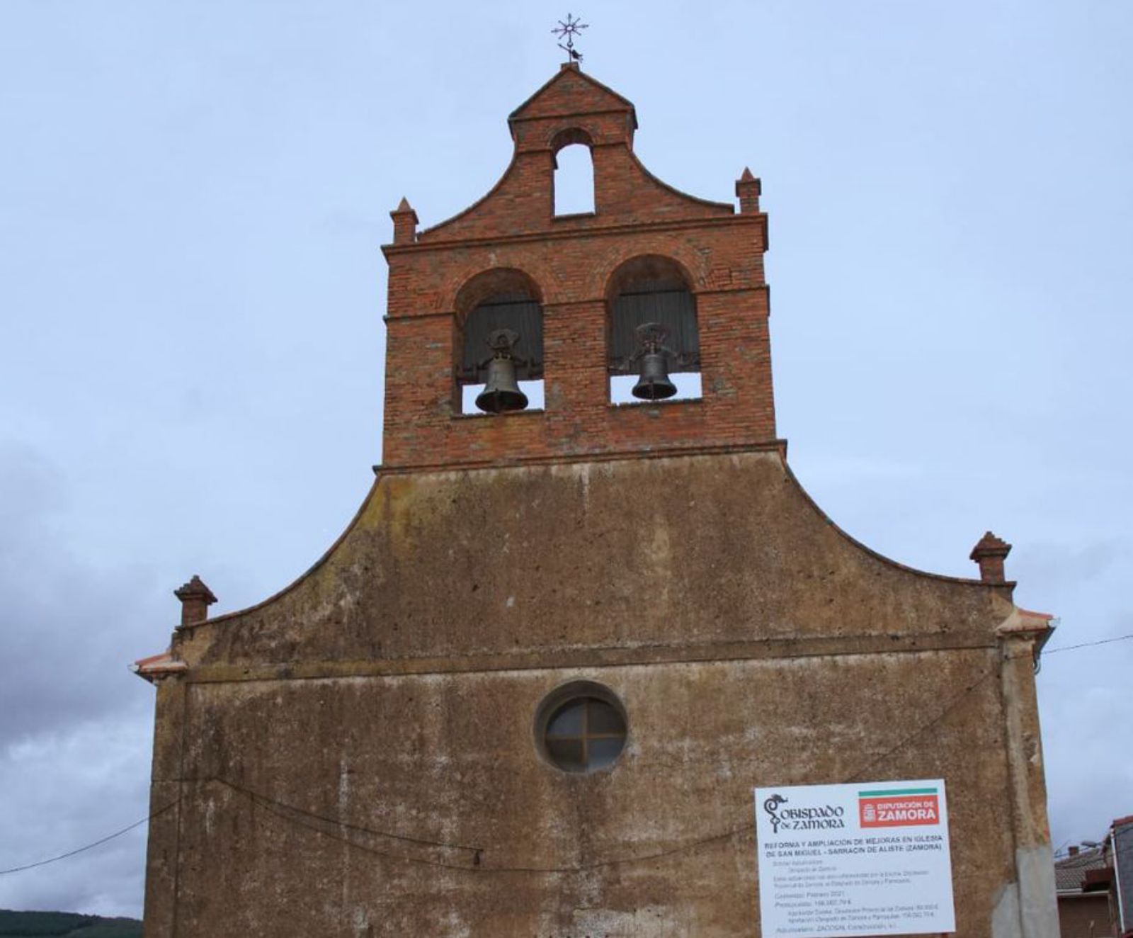 Detalle del campanario y parte del edificio antes de su restauración. | Ch. S. 