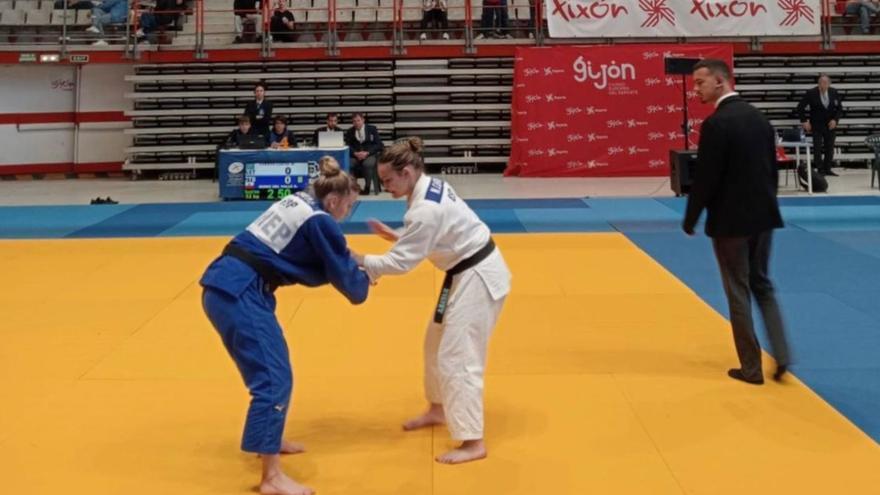 De blanco, Nayara Cuervo, medalla de plata en la Supercopa de España, durante un combate. | LNE