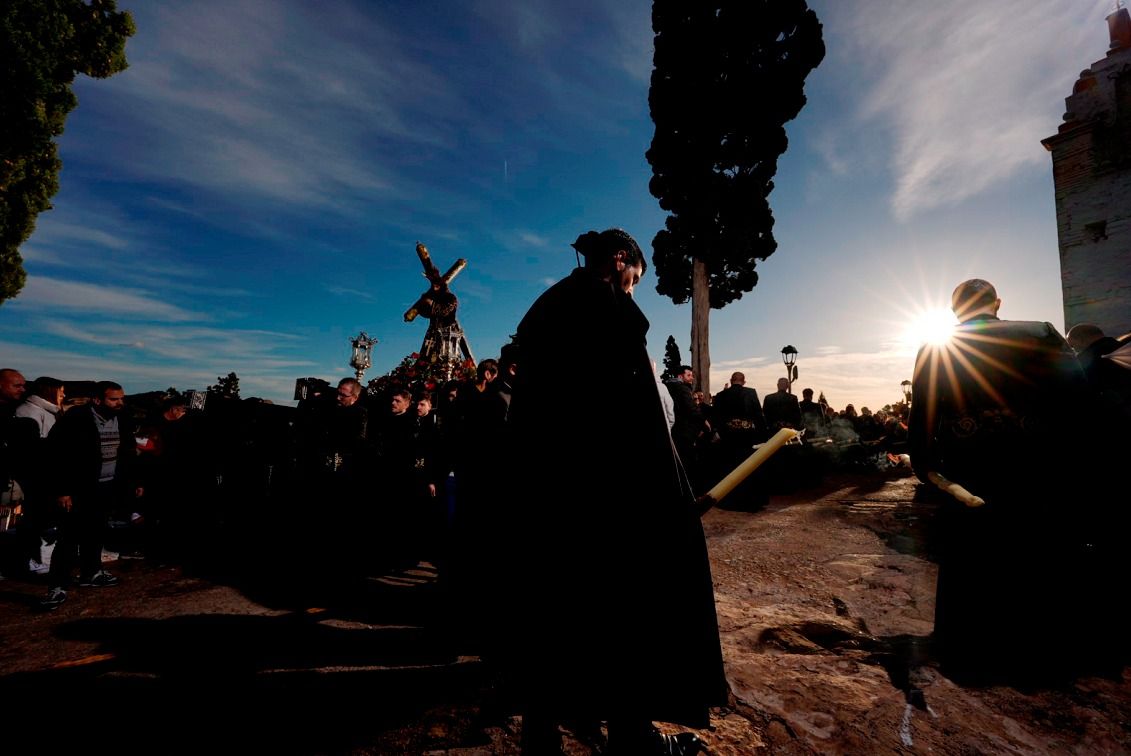 Masivo Via crucis de madrugada en Sagunt