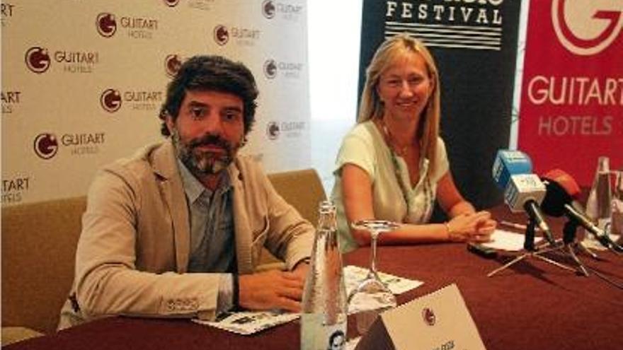 El director del festival, Juli Guiu, i la presidenta del Guitart Hotels, Cristina Cabañas.