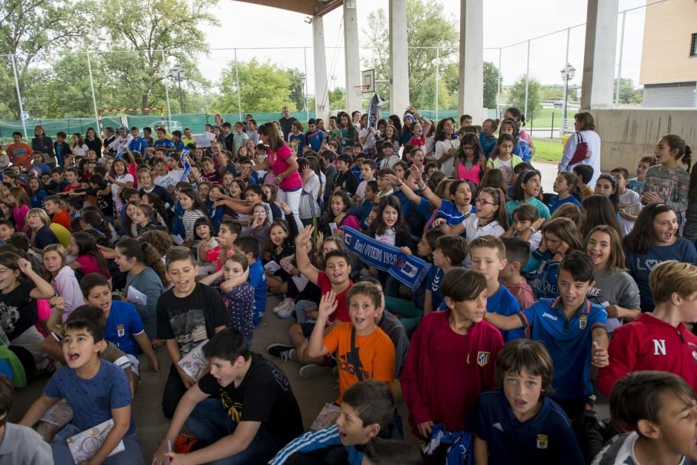 Los jugadores del Real Oviedo, Esteban y Diegui, visitan el colegio de La Corredoria 2