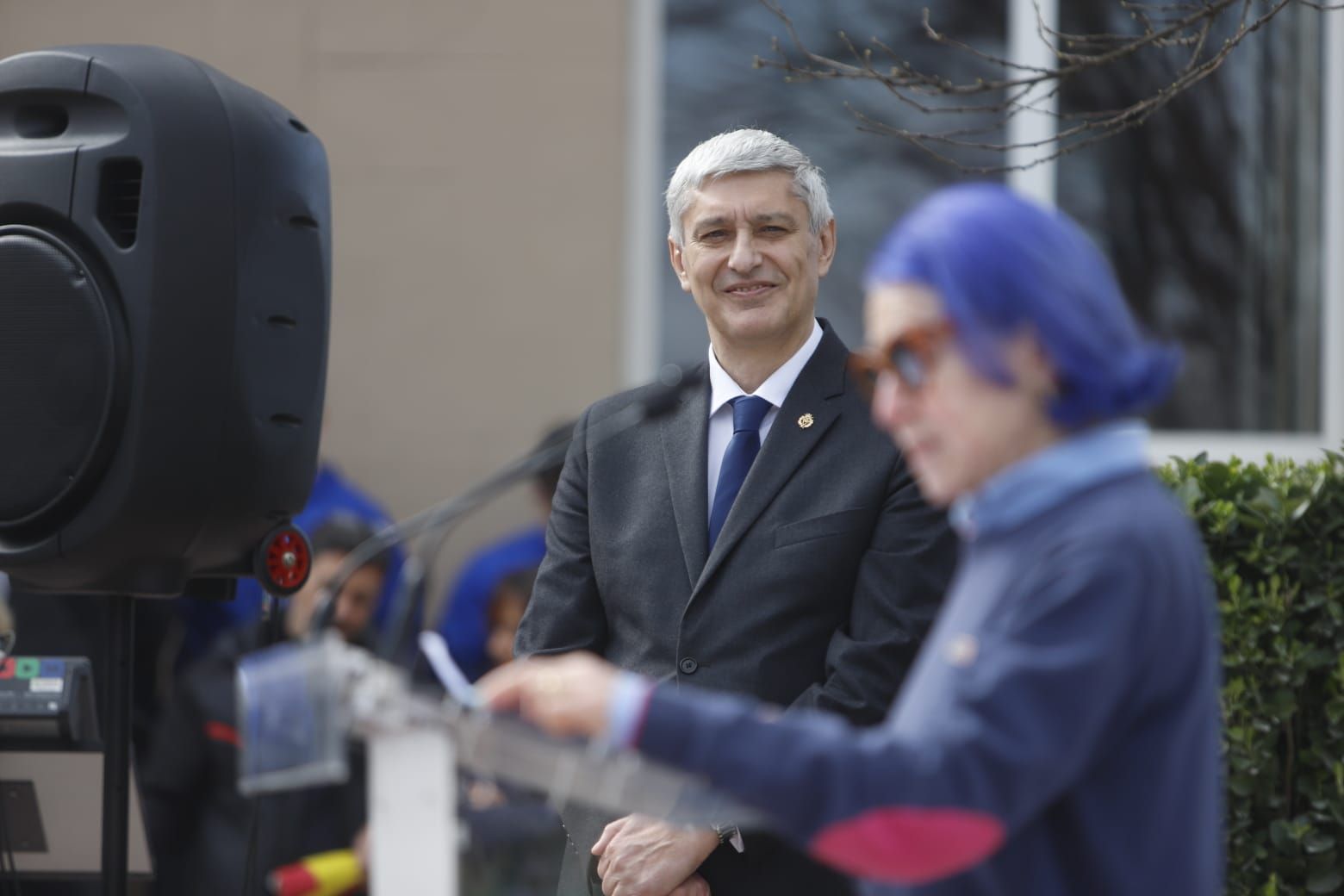 En imágenes | La bandera olímpica ya preside desde las alturas en las instalaciones del CN Helios