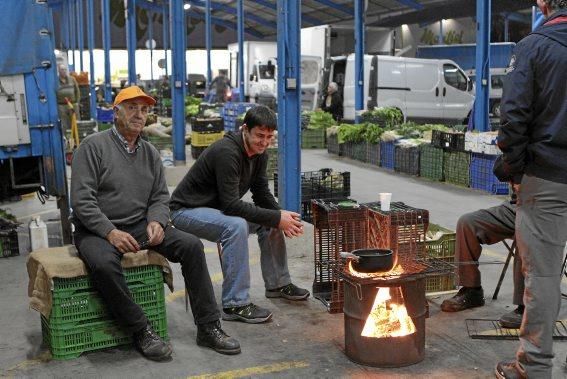 Auf dem Großmarkt wird mit Tonnen an Gemüse, Fleis