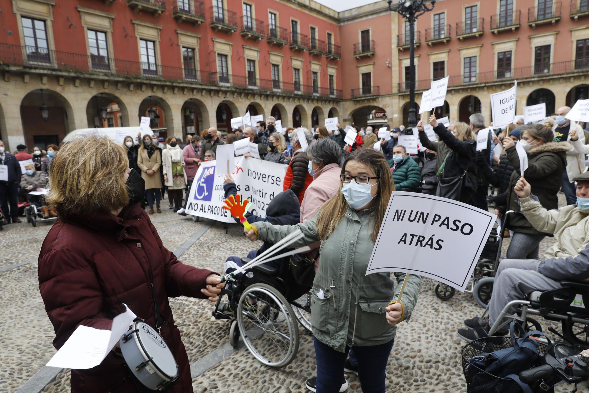 En imágenes: Concentración de personas con movilidad reducida contra la tarjeta ORA en Gijón