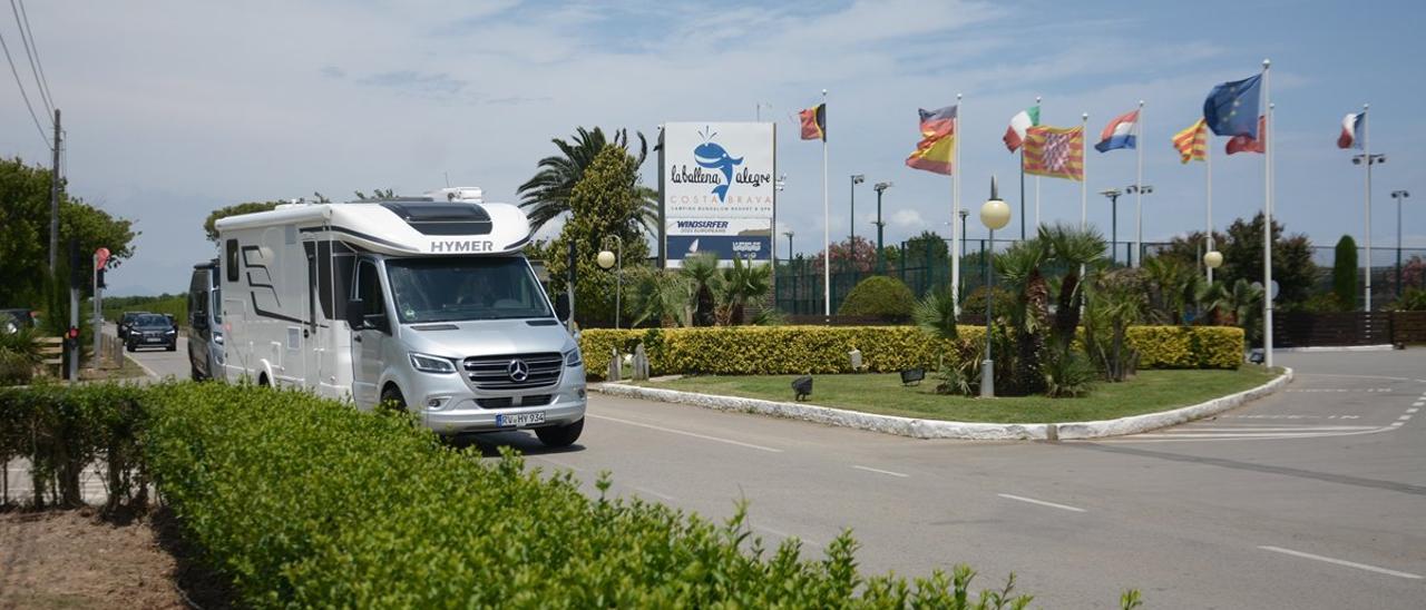 Una autocaravana, al càmping de la Ballena Alegre.