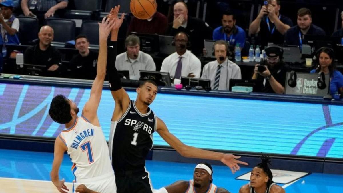 Wembanyama y Holmgren disputan el balón en el salto inicial