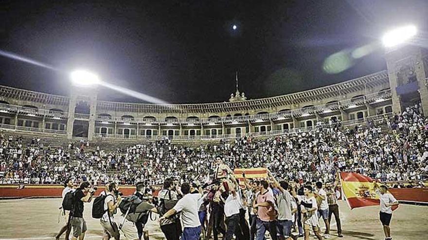 El torero Talavante saliendo a hombros de la plaza de toros de Palma.