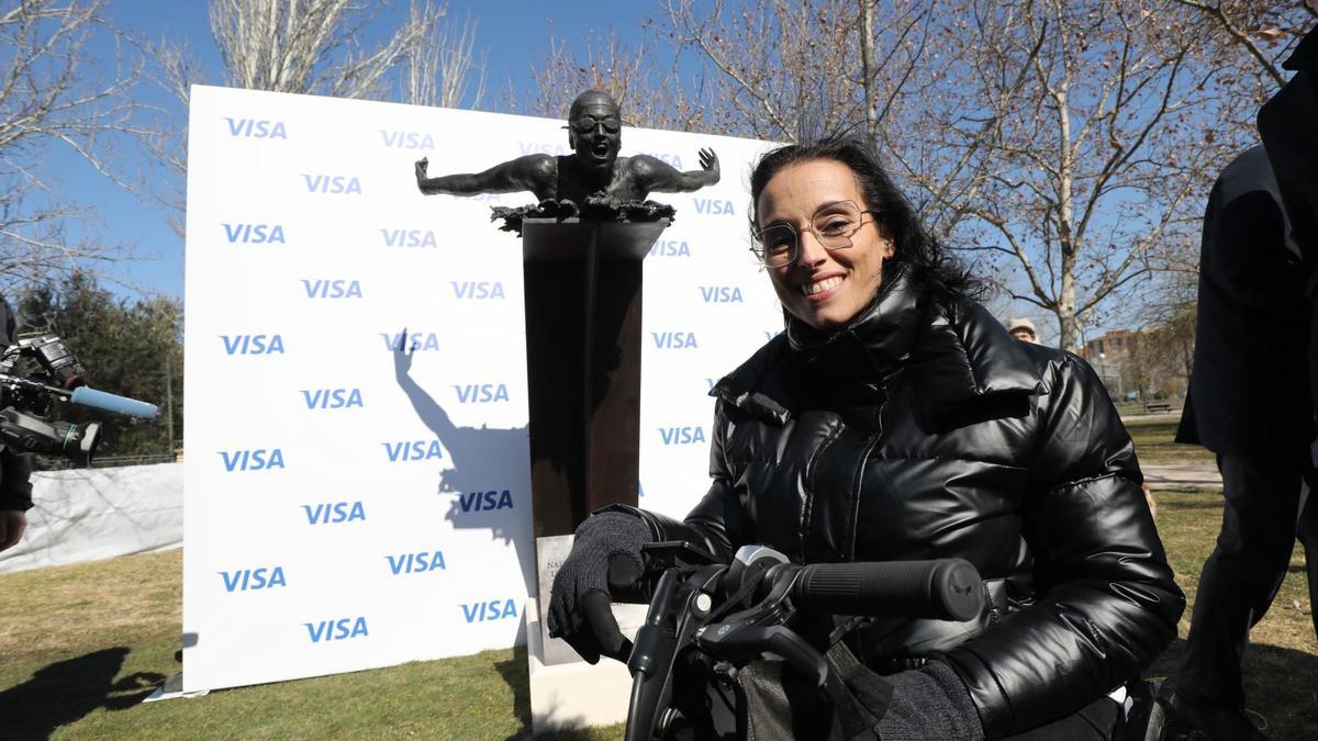 Zaragoza homenajea a la nadadora Teresa Perales con una escultura.