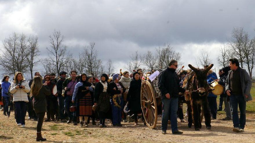 Participantes en los paseos en burro celebrados en San Vitero