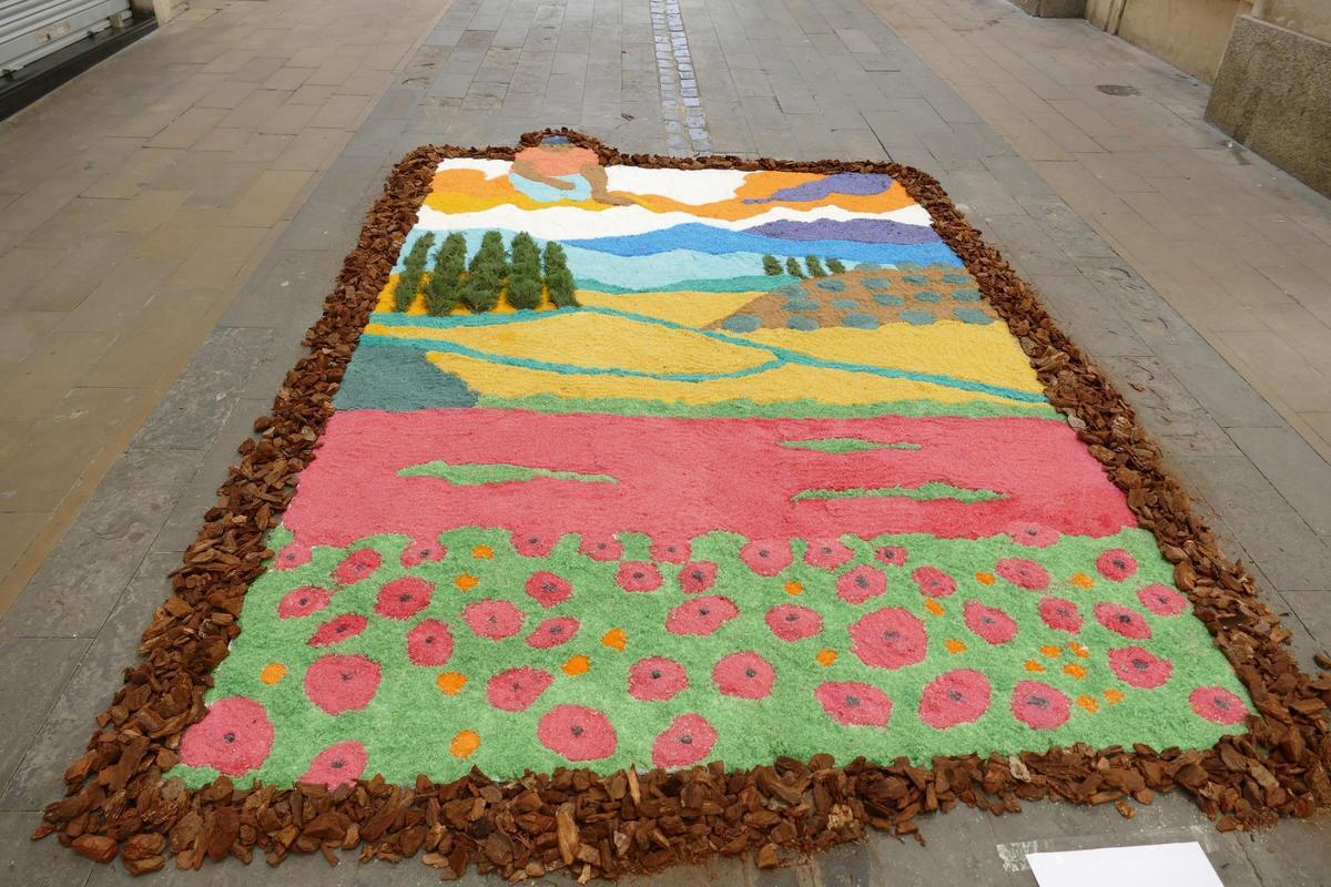 Les catifes de Corpus omplen de color l'entorn de Sant Pere de Figueres