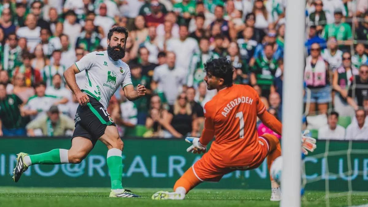 Asier Villalibre, que no estará ante el Córdoba CF, anota un gol en el Racing-Castellón en El Sardinero de la primera vuelta.