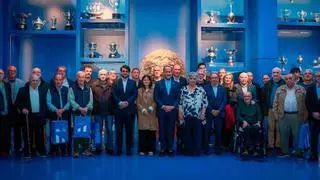 Entrega de las insignias a los socios de oro del Deportivo en el museo del club en Riazor