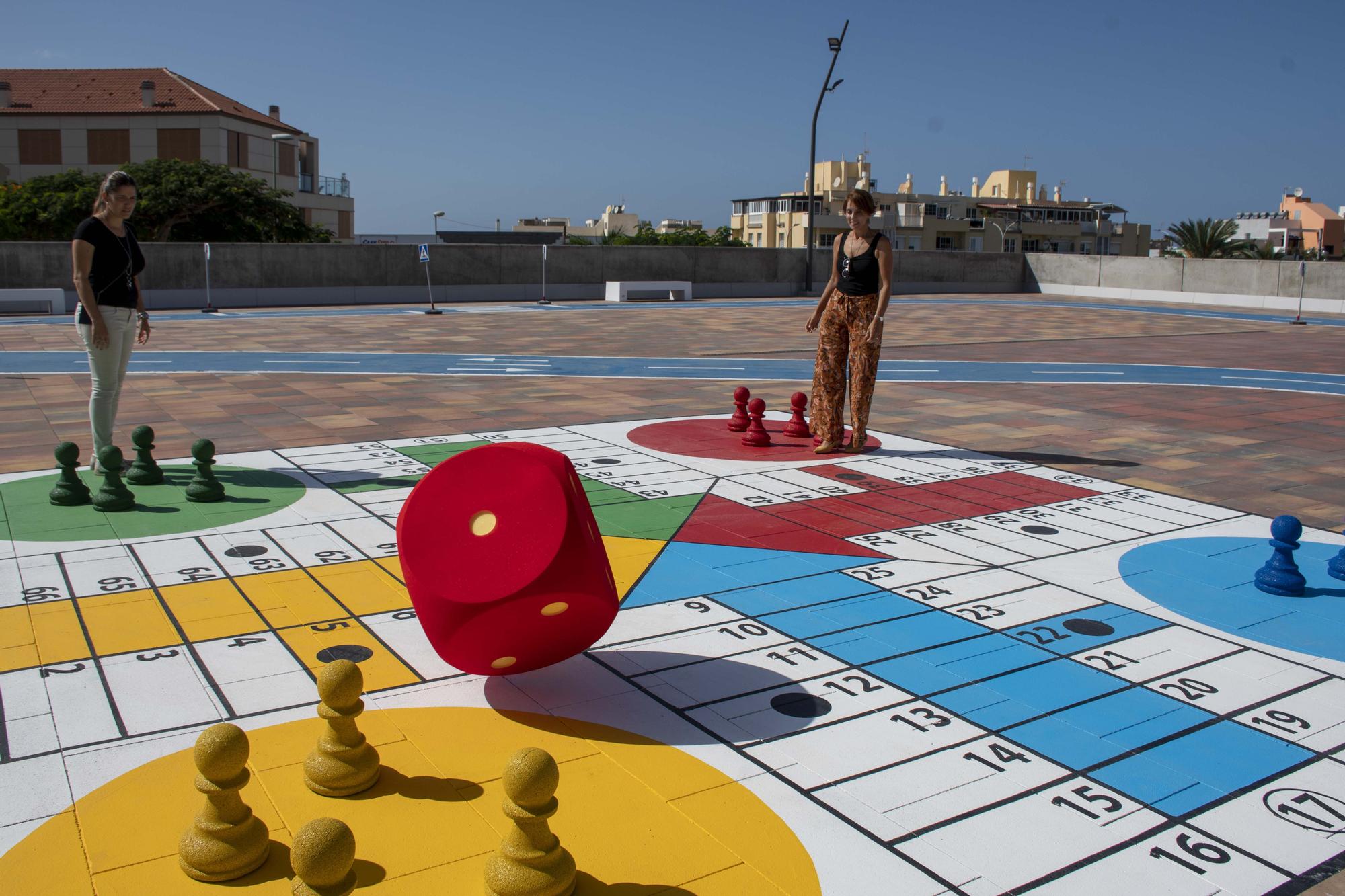 La alcaldesa y la concejala de Pol�tica Social  juegan al parch�s gigante de la plaza p�blica.jpg