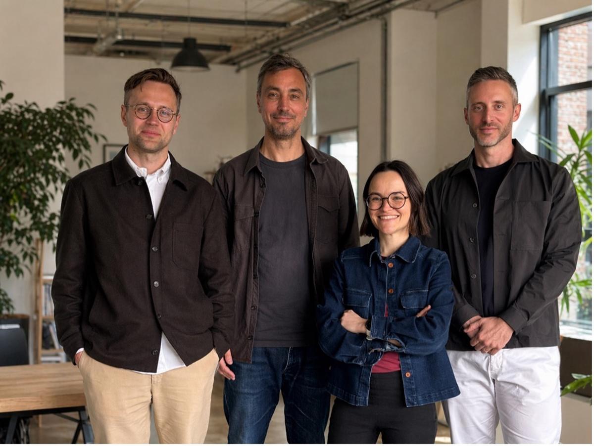 De izquierda a derecha: el director de operaciones de GoMore, Thomas Chirstensen; el fundador y CEO de GoMore, Matias Møl Dalsgaard; la nueva directora general de Goaround Marie Reboul y Alberto Bajjali, CEO de Amovens.
