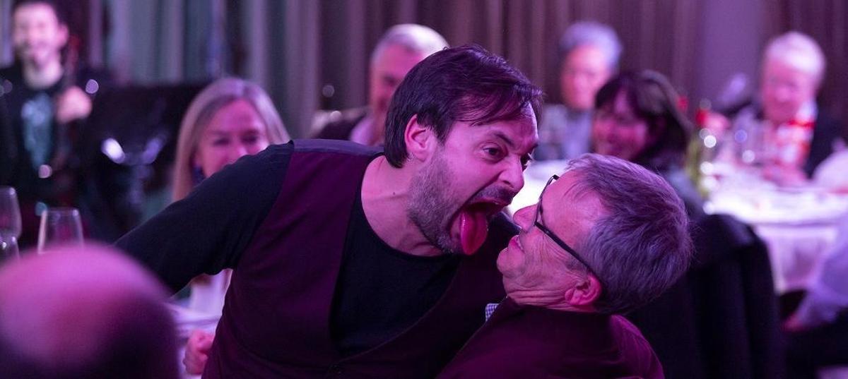 David García-Intriago y un espectador, durante un pase de «Bacanal».