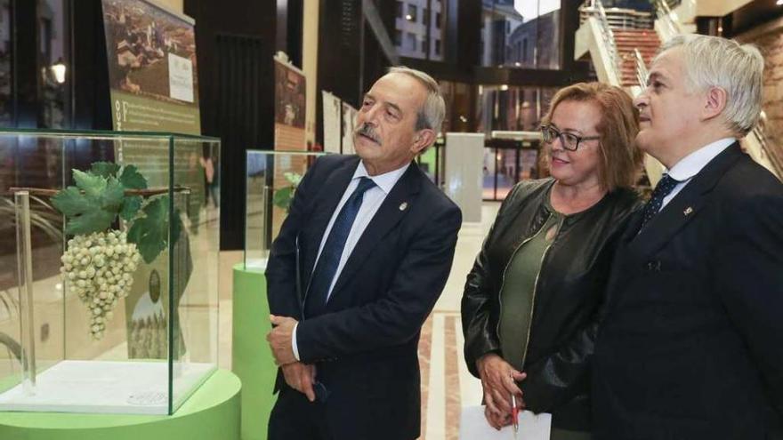 Wenceslao López, Rosa Menéndez y José Ramón Urquijo, en una zona de la exposición.