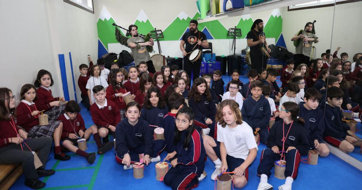 Ensayo de escolares
del colegio Atlántida
que participarán.
 // A. Villar