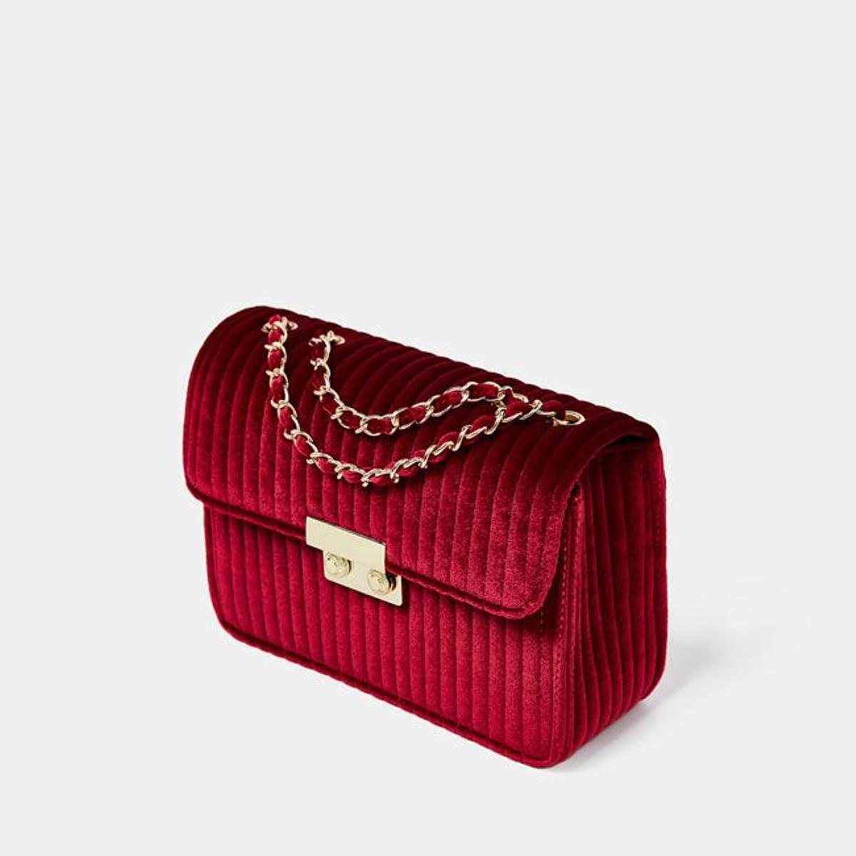 La 'wishlist' de la redacción: bolso de terciopelo rojo de Uterqüe