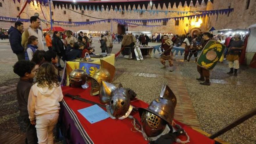 Varios puestos de artesanía y alimentación de la feria romana inaugurada ayer en Santa Pola.