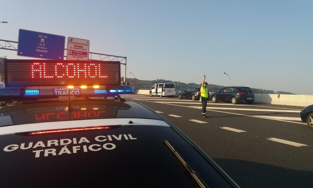 Una patrulla de la Guardia Civil, en un control de alcoholemia en una carretera de A Coruña.