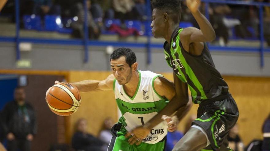 Una jugada del derbi de la lliga EBA entre el Salt i el Quart