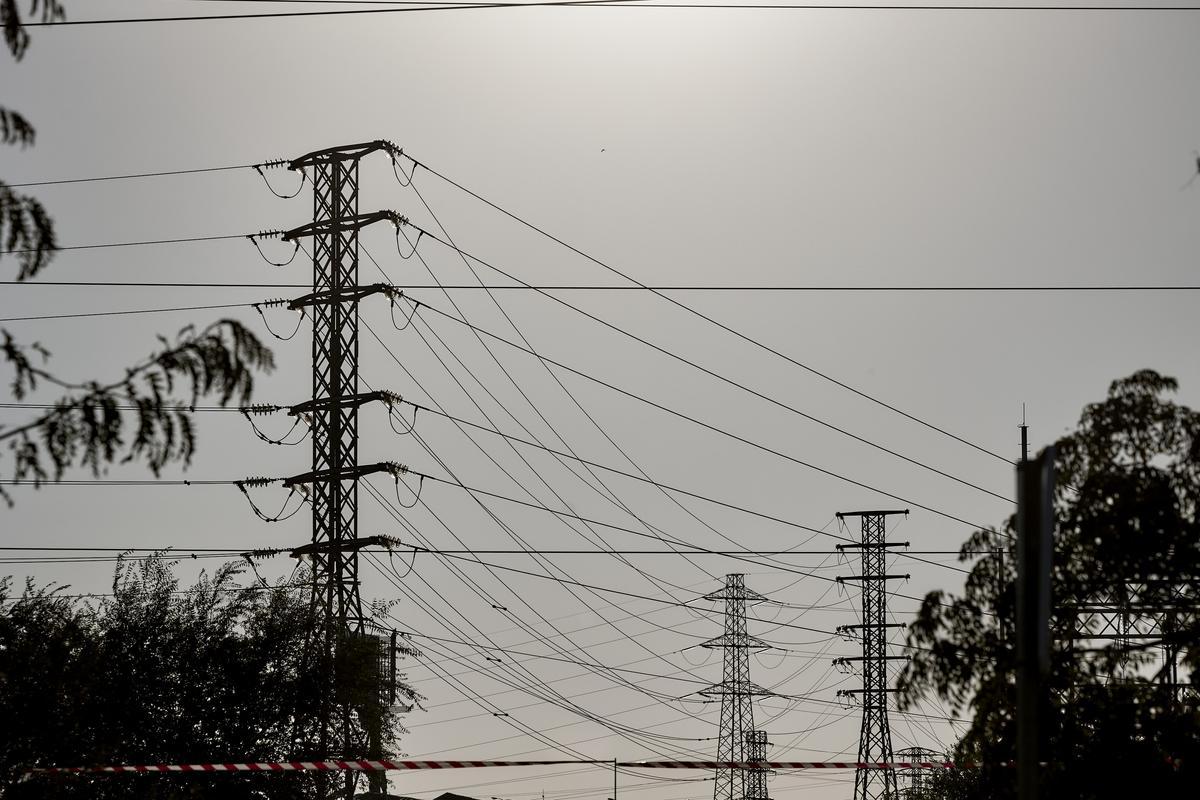 Vista de una torre de alta tensión, a 23 de agosto de 2023, en Madrid (España). En esta cuarta ola de calor, la más prolongada en lo que va de verano, el precio de la luz se ha disparado. La cotización de la electricidad en el mercado mayorista marca hoy