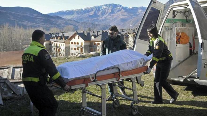 Momento en que la Guardia Civil traslada el cuerpo.