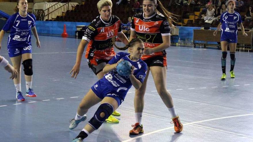 Andrea Carbajal intenta lanzar ante la ovetense Raquel Espinosa, exjugadora del Oviedo BF, ahora en el Cleba.