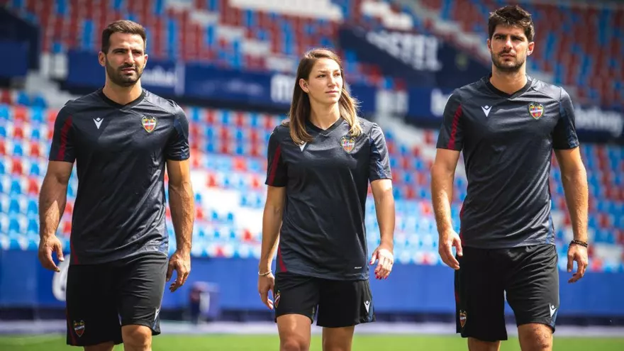 El Levante presenta nueva ropa de entrenamiento.