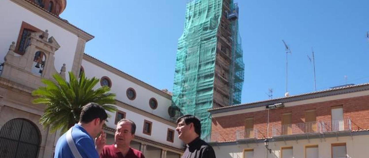 Los trabajos de rehabilitación del campanario de la iglesia parroquial ya acumulan retraso.